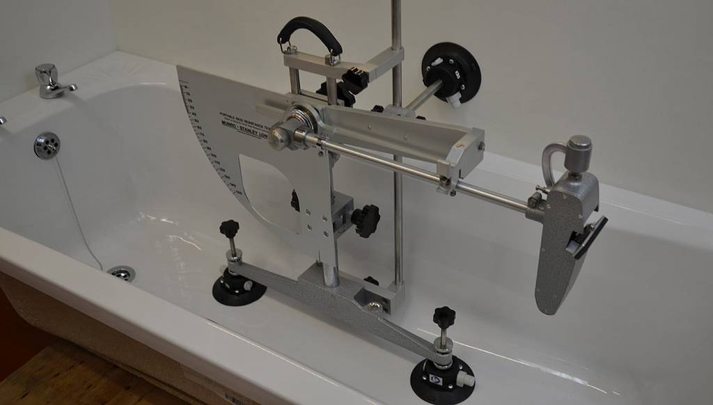 PENDULE DANS UNE BAIGNOIRE