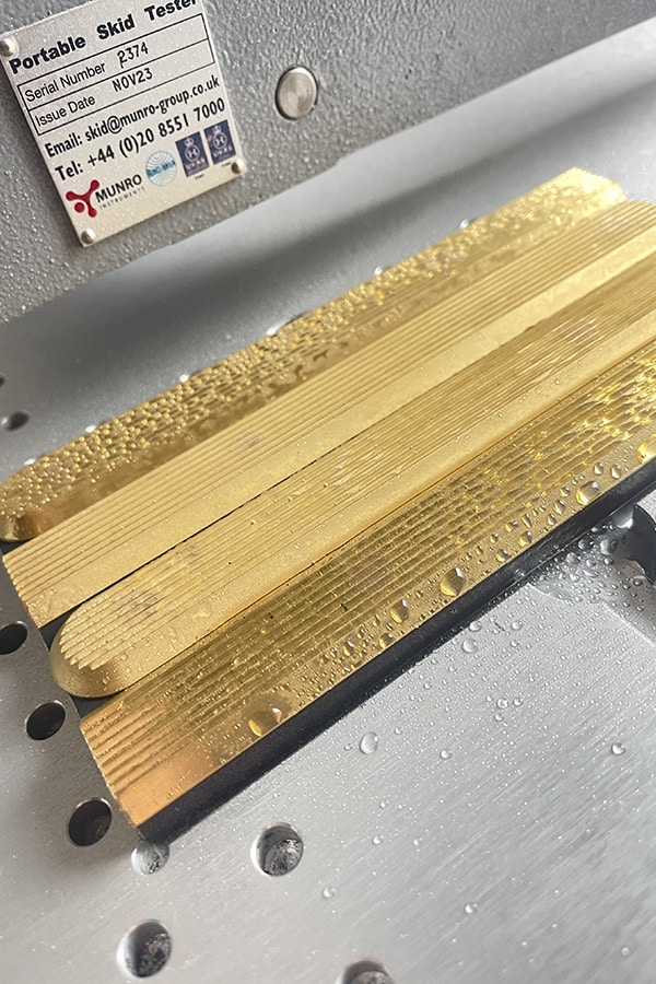 mesures de glissance sur laiton