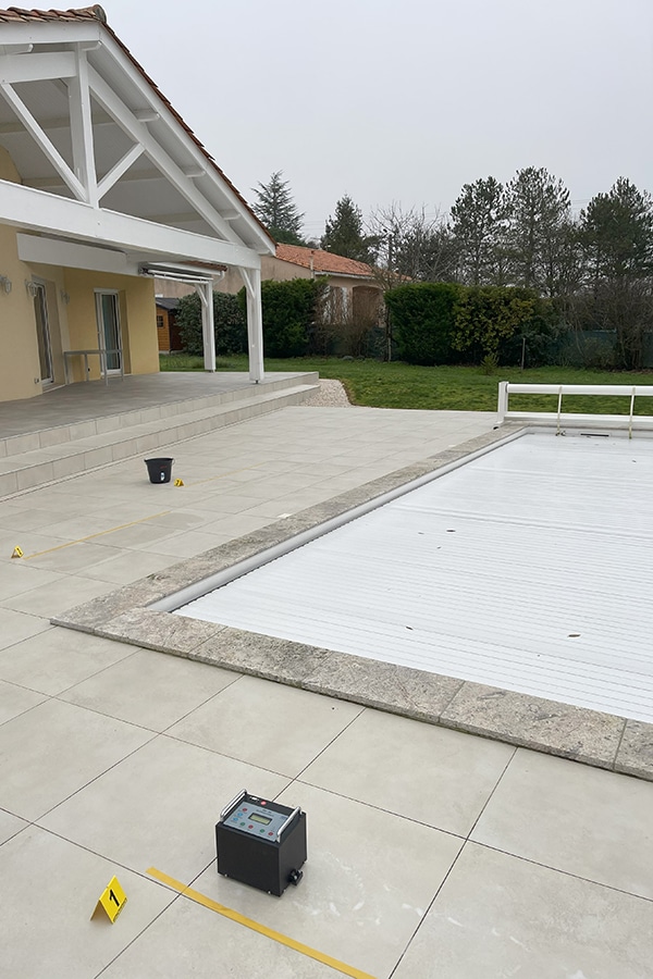 tour de piscine glissant