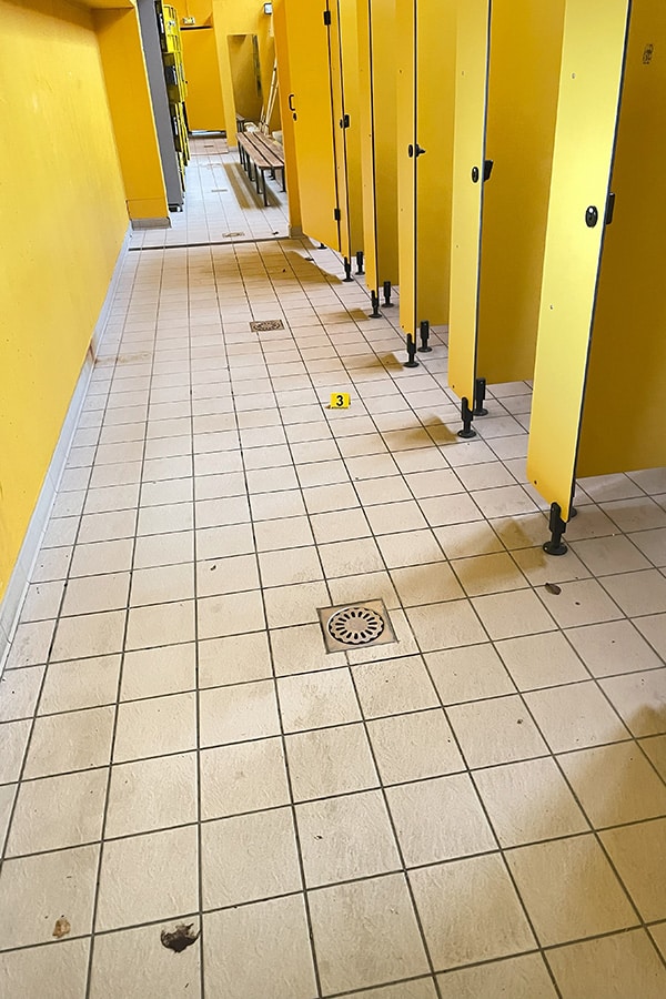 contrôle glissance au vestiaire d'une piscin)